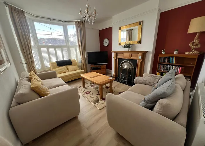 Spacious First Floor Family Flat, Sea View