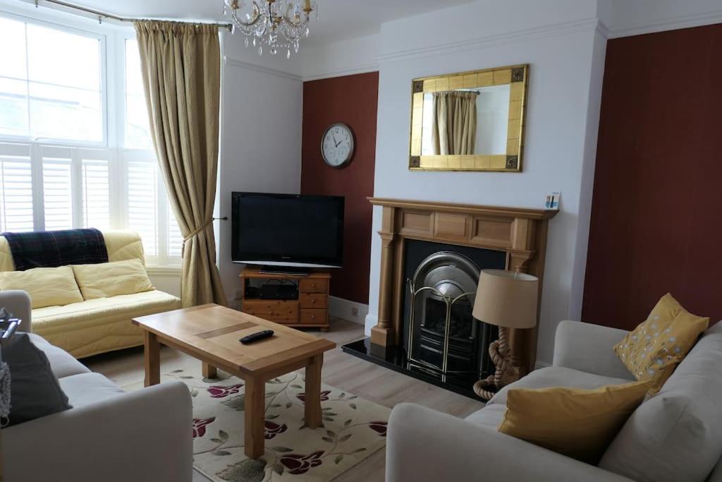 Spacious First Floor Family Flat, Sea View