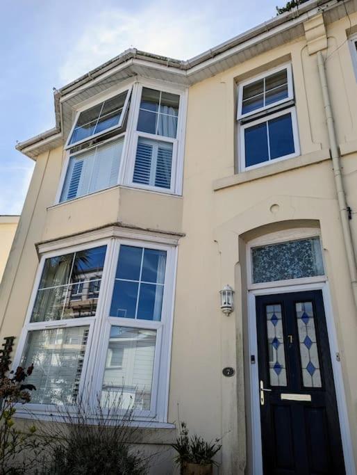 Spacious First Floor Family Flat, Sea View * Torquay