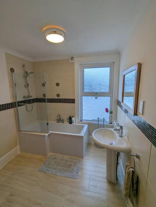 Spacious First Floor Family Flat, Sea View Apartment *