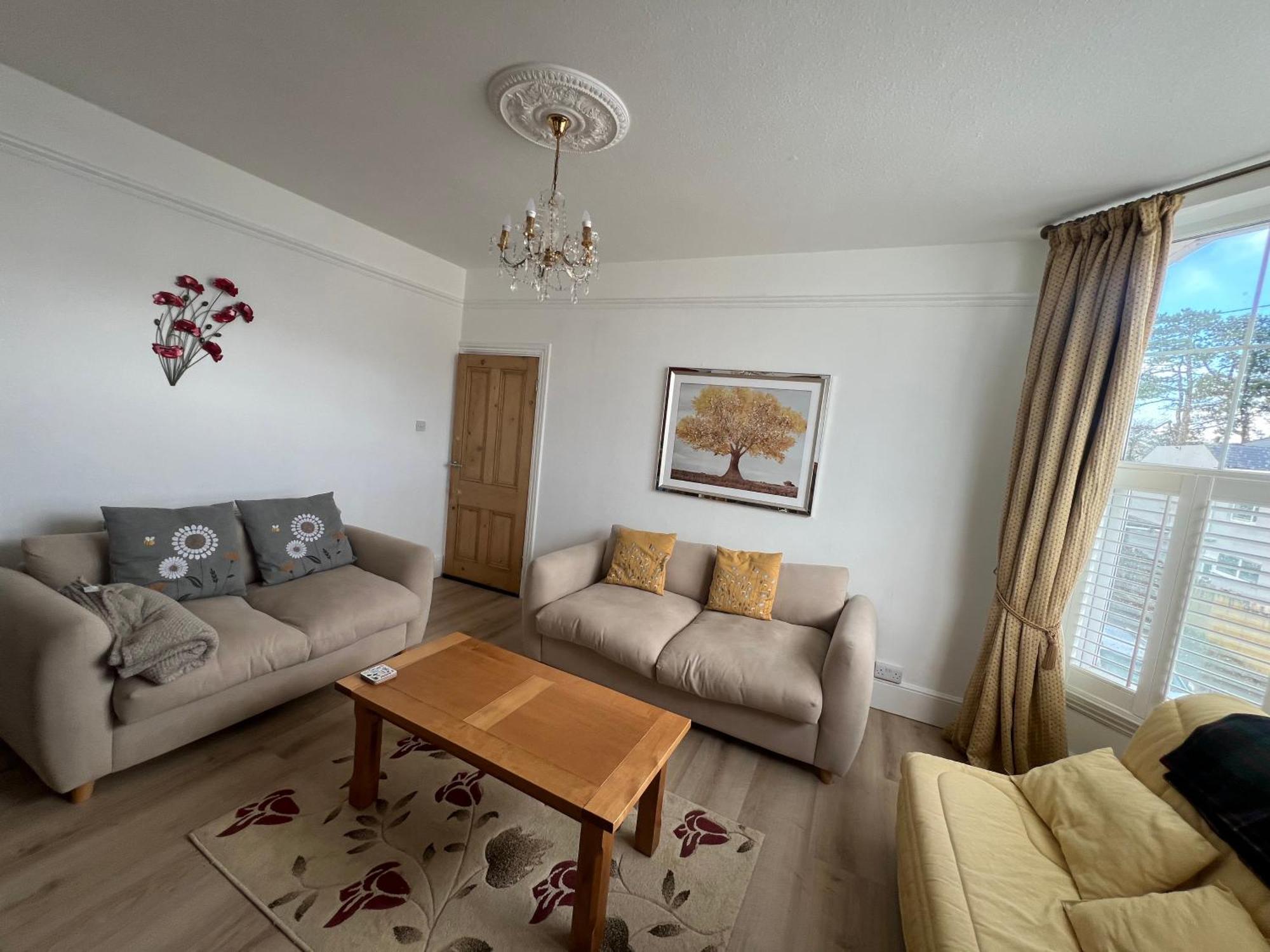 Spacious First Floor Family Flat, Sea View Apartment